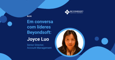 Retrato de Joyce Luo, Diretora Sênior de Gestão de Contas da Beyondsoft, com fundo azul e texto em português sobre uma entrevista no blog da empresa.
